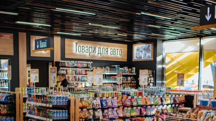 The designer rail ceiling by KRAFT at the "BRSM-Nafta" gas station in the new format