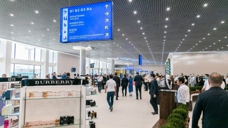 Havalimanı terminalinde KRAFT baffle ve petek asma tavanlar