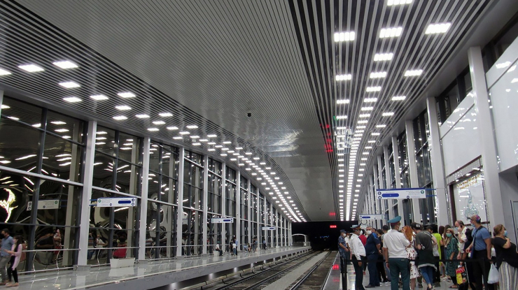 Metro durağında uygulanan KRAFT baffle asma tavan