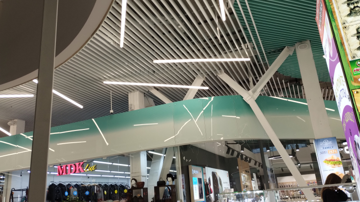 KRAFT linear rails ceilings in the Lake Plaza shopping center - a synergy of practicality and design